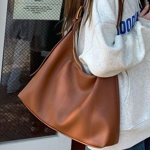 กระเป๋าโท้ทหนังนุ่มสำหรับผู้หญิง สีน้ำตาล ปิดด้วยซิป กระเป๋าสะพายสำหรับเดินทางทุกวัน สีทึบ ความจุขนาดใหญ่ ฤดูใบไม้ร่วง 2023 - Product Image 2