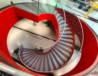 Escalier flottant incurvé moderne, garde-corps en verre et acier inoxydable sur mesure, rampe écologique, projet d'escalier extérieur pour villa