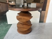 Table d'appoint sculpturale en bois massif empilable, table d'appoint ronde moderne de luxe pour le salon, table d'appoint décorative avec rangement