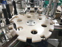 Machine automatique de remplissage et de bouchage de flacons de parfum et de liquides par pulvérisation sous vide