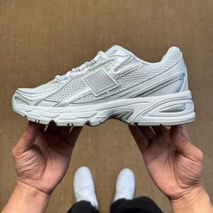 Chaussures de sport respirantes et durables avec logo personnalisé, chaussures de tennis unies et tendance, chaussures de luxe pour hommes - Product Image 2