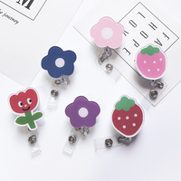 Lucu Bunga Stroberi Akrilik Ditarik Lencana Gulungan Perawat Dokter Mahasiswa ID Lanyard Klip Kartu Lencana Pemegang Pin Alat Tulis