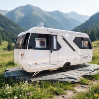 Caravane de voyage légère et personnalisable pour les voyages en famille, avec suspension indépendante et système anti-oscillation.