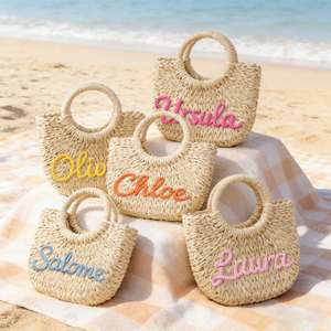 Bolso de mano de paja para dama de honor con nombre, bolso de playa a la moda, cesta de regalo para despedida de soltera, bolsos personalizados hechos a mano - Product Image 1