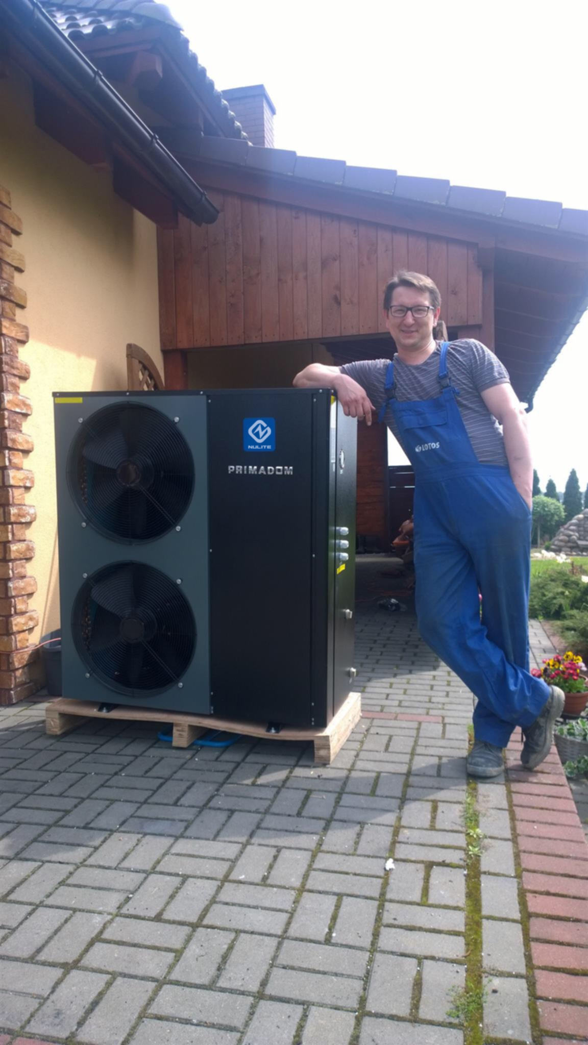 Azul oscuro y blanco