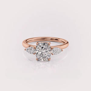 Bague de fiançailles à trois pierres en diamant de laboratoire taille coussin avec pierres latérales en forme de poire en or rose / jaune et blanc 18 carats - Product Image 1