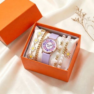 Ensemble de luxe 5 pièces : Montre pour femme avec 4 bracelets, cadran Amour Éternel, perles dorées et marguerites – Parure de bijoux tendance pour femme - Product Image 4