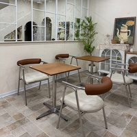 Comptoirs à plusieurs niveaux et chaises rembourrées pour pâtisserie, mobilier de restaurant commercial sur mesure.