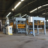 Machine hydraulique QT8-15 pour la production de bordures en béton pour routes
