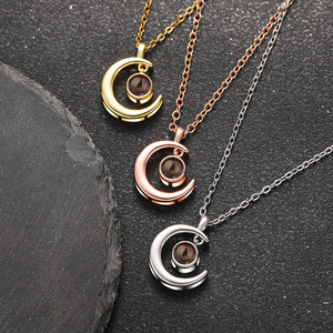 Collares con Proyección <span class=keywords><strong>de</strong></span> Fotos Personalizados 2026. Colgante <span class=keywords><strong>de</strong></span> Acero Inoxidable con la Frase 'Te Amo' en 100 Idiomas y Diseño <span class=keywords><strong>de</strong></span> Luna para Mujer, Regalo Personalizado - Product Image 4