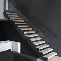 Escalier flottant moderne pour intérieur, avec poutre dissimulée et marches en chêne, pour villa.