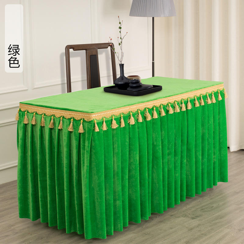 Terciopelo dorado verde con borlas.