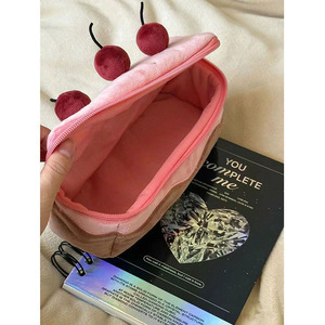 Charmante Kirsch kuchen geformte Stoff Bleistift Fall niedlichen Kawaii Plüsch Stift Tasche mit Reiß verschluss tragbare Student Briefpapier Aufbewahrung tasche - Product Image 3