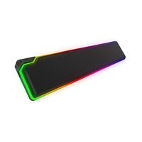 Nouvel ordinateur de bureau avec clavier RGB lumineux, souris, repose-poignets et grand repose-main en mousse à mémoire de forme.