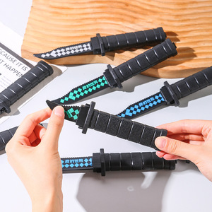 Cuchillo telescópico, daga de juguete de plástico para niños, accesorio de broma, hoja de simulación, unisex, edad de 8 a 13 años - Product Image 2