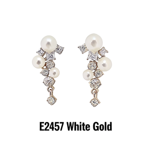 Boucles d'oreilles élégantes en or blanc avec fausses perles et cristaux pour mariage, bijoux classiques en perles pour femmes E2457 - Product Image 1