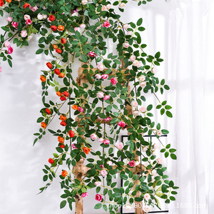 Guirlande de roses artificielles en plastique pour décoration murale et entrée - Product Image 1