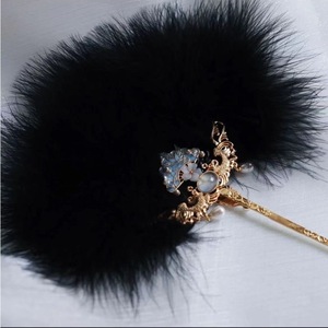 Abanico de plumas de metal redondo grande en blanco y negro decorado a mano para novia y damas de honor accesorio de ropa de boda occidental - Product Image 4