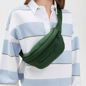 กระเป๋าคาดเอวแบบซิปกันน้ำน้ำหนักเบาสีเขียวเข้มพิเศษ ขนาดจัมโบ้  วัสดุนีโอพรีน  มีช่องใส่บัตร 3 ช่อง เหมาะสำหรับวิ่งและเล่นกีฬา ใช้ได้ทั้งผู้ชายและผู้หญิง - Product Image 1