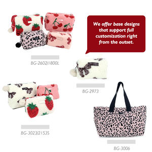 Borsa per il Trucco in Peluche Rosa Chiaro Stile Lifestyle, Graziosa Pochette Cosmetica con Logo Personalizzato, Servizio di Design e Produzione - Product Image 5