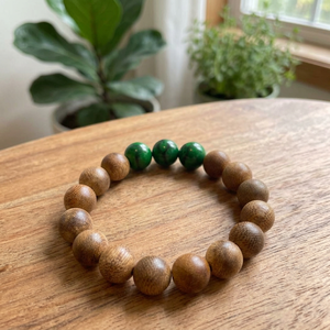 Bracelet en bois d'agar du Vietnam de qualité supérieure pour usage quotidien AL-SG.02.10.004 16 perles de bois d'agar naturelles 3 perles de corail vert Cadeau unisexe - Product Image 1