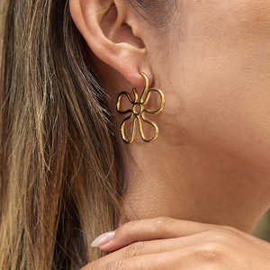 Boucles <span class=keywords><strong>d</strong></span>'oreilles créoles minimalistes en fil <span class=keywords><strong>d</strong></span>'<span class=keywords><strong>or</strong></span>, motif floral surdimensionné, bijoux statement pour femme, plaqué <span class=keywords><strong>or</strong></span> 18 carats - Product Image 2