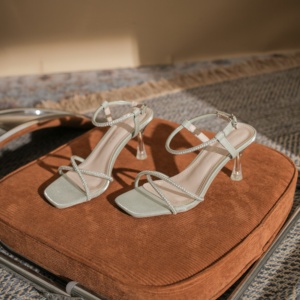 Tacones altos de estilo elegante para mujer, diseño de punta, cómodos, de altura media, sexys y encantadores, sandalias de tacón fino. - Product Image 1