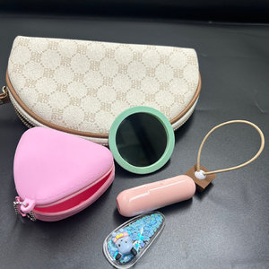 محفظة عملات معدنية عصرية على شكل مثلث ترويجية مخصصة مع سلسلة حقيبة تغيير بسحاب من السيليكون اللطيفة للنساء مع شعار - Product Image 2