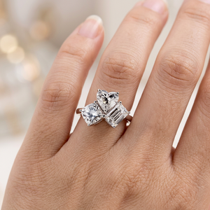 Anillo de Compromiso de Oro de 18k con Tres Piedras de Diamante Cultivado en Laboratorio con Corte Esmeralda y Claridad VVS2, Certificado IGI - Product Image 2