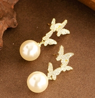 Boucles d'oreilles papillon en forme de goutte de perles cloutées de diamants pour femmes exsudant un accessoire de mode sophistiqué et luxueux