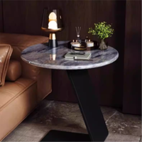 Table d'appoint ronde moderne avec surface en marbre noir, base en métal en forme de C, petite table de canapé pour salon, maison, hôtel, décoration