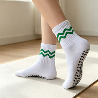 Chaussettes de yoga personnalisées pour femmes, blanches, à rayures ondulées, brodées, antidérapantes, avec motif de couronne florale, bordure à volants de luxe, chaussettes de barre et de pilates