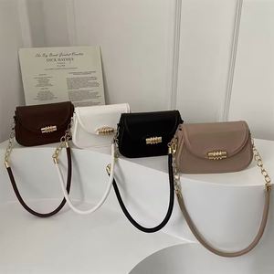Bolsa de viaje bohemia de algodón hecha a mano para mujer, cómoda, con asas de tela, cierre de cremallera y cadenas decorativas. - Product Image 1
