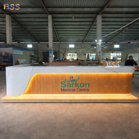 Bureau d'accueil blanc incurvé pour centre médical, design de comptoir d'accueil de luxe en Corian pour hôpital et clinique, bureau d'information élégant pour salon