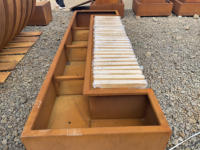 Grande jardinière en acier corten personnalisée et sièges de banc en bois pour jardinières et conteneurs pour plantes