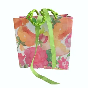 कॉस्मेटिक कपड़ों, जूतों, उपहारों के लिए अपना खुद का लोगो लक्जरी ब्रांड शॉपिंग पेपर बैग रिबन हैंडल के साथ अनुकूलित प्रिंट बुटीक बैग