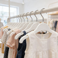 Cintres en plastique blanc pour enfants, vente en gros directe usine, avec crochet pivotant en métal et mini fentes pour sangles, personnalisables