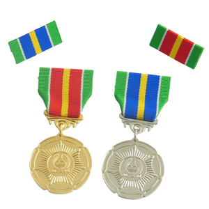 Médaille commémorative saoudienne en or 3D avec motif de palmier et d'épées croisées, illustrant les éléments culturels régionaux - Product Image 5
