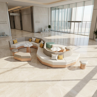 Ensemble de canapés modulaires en bois polygonal pour hall d'accueil d'hôtel et complexe hôtelier, avec tables basses