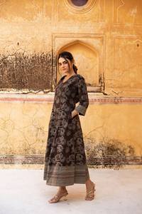 Robe mi-longue bohème Dharati à imprimé artisanal, en pur coton, motif floral marron et gris, pour femme - Product Image 3