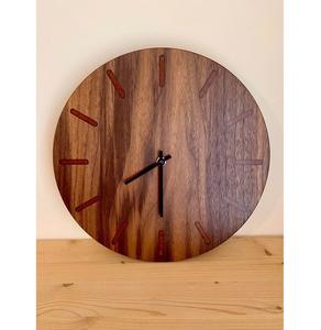 Reloj de Pared Creativo de Resina y Madera que Combina la Funcionalidad del Cronometraje con un Diseño Artístico Hecho a Mano para una Exhibición de Pared Elegante - Product Image 1