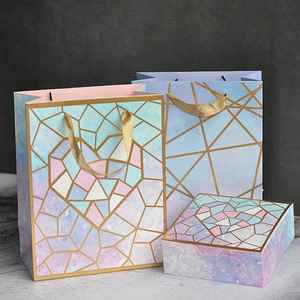 Sacs cadeaux en papier doré à dégradé violet, sacs cadeaux romantiques pour la Saint-Valentin, sacs à main pour les cadeaux d'anniversaire, emballage de luxe - Product Image 5