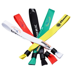 Vente en gros de bracelets en tissu polyester avec logo <span class=keywords><strong>personnalisé</strong></span> avec serrures en <span class=keywords><strong>plastique</strong></span> bracelets en tissu de haute qualité pour événements - Product Image 1