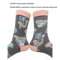 Chaussettes fantaisie en coton motif paresseux amusant lisant un livre, rose et gris, parfaites comme cadeau pour les lecteurs et pour un usage quotidien décontracté