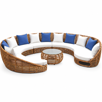 Modernes Outdoor-Sofa-Set, Gebogenes Rattan-Sofa mit Rundem Glas-Couchtisch