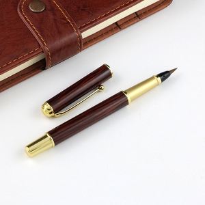 <span class=keywords><strong>Penna</strong></span> Calligrafica in Metallo Effetto Legno con Pennello Morbido, Nuova <span class=keywords><strong>Penna</strong></span> Stilografica con Riempimento Rotante dell'Inchiostro e Serbatoio d'Acqua <span class=keywords><strong>per</strong></span> Copia di Scritture - Product Image 1