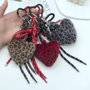 Breloque de sac en forme de cœur 3D en peluche à imprimé léopard haut de gamme, faite main, avec pompon en fausse fourrure créatif, pendentif minimaliste exquis - Product Image 1
