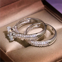 HOVANCI Ensemble de 2 bagues de fiançailles brillantes avec 5 micro-pavés de strass en cristal, bagues de mariage en zircon CZ double pour couple, femmes et hommes