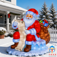 Lanterne géante artisanale en soie représentant Père Noël lisant la liste des cadeaux, pour la décoration de la place publique lors des festivals de Noël en plein air