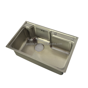 Fregadero de Cocina de Acero Inoxidable 304 Personalizado de Fábrica Leimanxi, 0.75 mm de Grosor, 4 Orificios, Modelo de Electrólisis 6845, Estirado Manualmente - Product Image 1